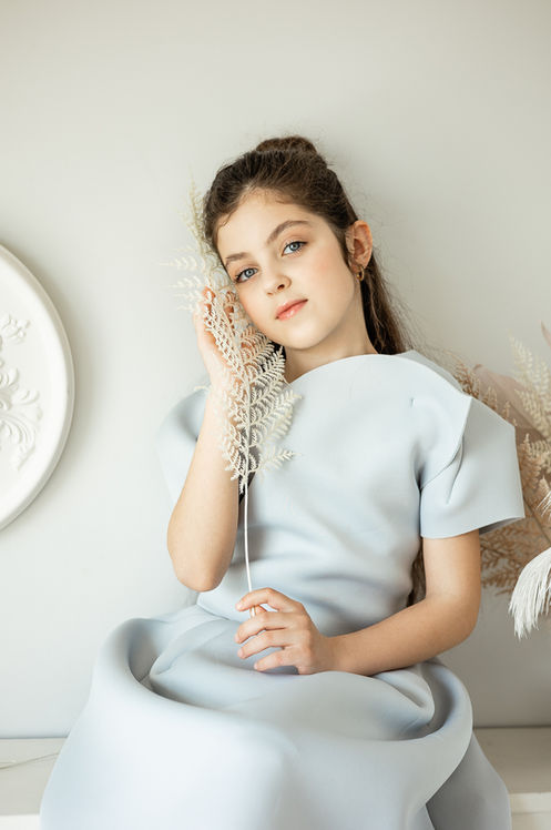 Vaikų fotosesija fashion glamour stiliumi Vilniuje studijoje šviesi foto su plunksna