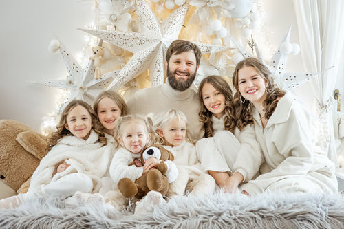 tėtis su dukromis šviesioje Kalėdinė studijoje