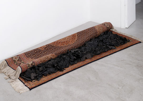 1m72, 2019, tapis persan, cendre modifiée. Sculpture d'art contemporain. Exposition Paris. Galerie Bertrand Grimont. Artiste contemporain. Sculpteur et sculpture 
