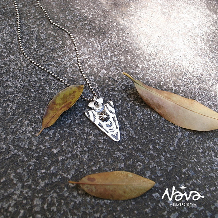縮圖：銀貝箭頭吊墜 / Stamped Arrowhead Pendant (Concho)