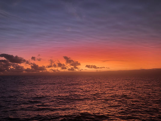 Sonnenuntergang auf dem Meer vor der Küste Griechenlands