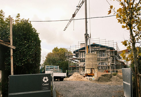 Chantier de construction d'un immeuble, illustrant l'expertise du Cabinet Douvreleur en droit de l'immobilier