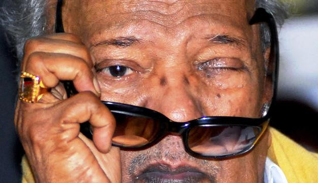 M Karunanidhi Taking Off His Goggles
