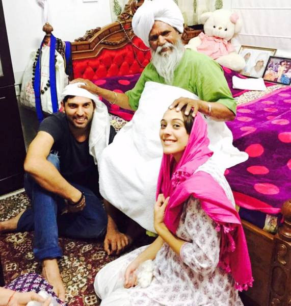Yuvraj Singh with Hazel Keech taking blessing from Sant Ram Singhji Ganduan Wale