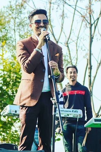 Deep Arraicha singing during a public function
