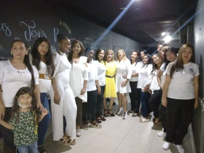 Grado de 21 empresarias de la belleza