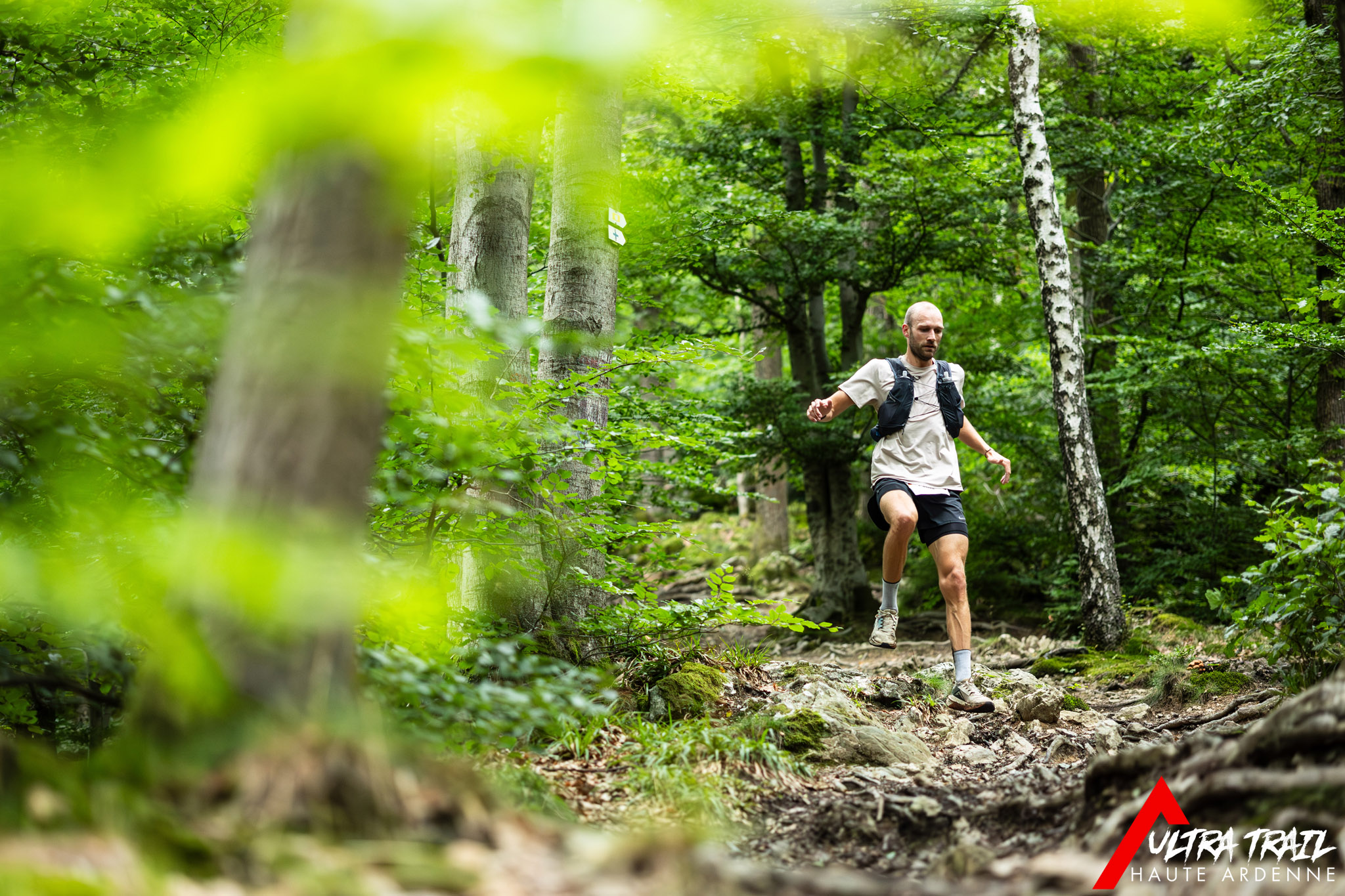 Un coureur de l’Ultra Trail Haute Ardenne sur un sentier forestier