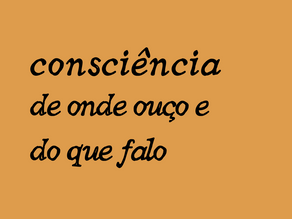 Imagem com fundo laranja e texto em destaque: "consciência de onde ouço e do que falo". Uma reflexão sobre escuta ativa, autoconhecimento e comunicação consciente,