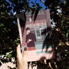 Pessoa segurando o livro “Amêndoas” de Won-pyung Sohn sob a luz do sol, com árvores ao fundo, promovendo literatura asiática contemporânea e temas sobre neurodiversidade.