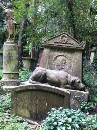 Statue of a dog on Thomas Sayers grave in Highgate West Cemetery
