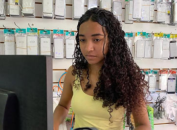 Uma de nossas estagiárias trabalhando