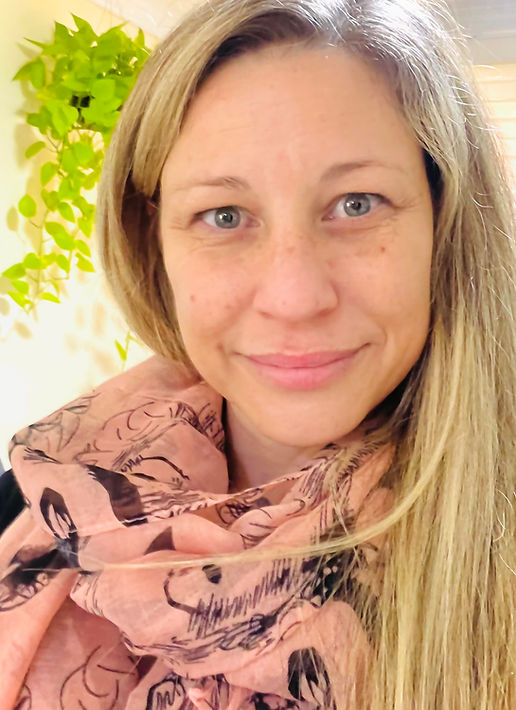 IMG_1676 (2).jpg Bilingual online therapist offering compassionate therapy in English and French via Zoom