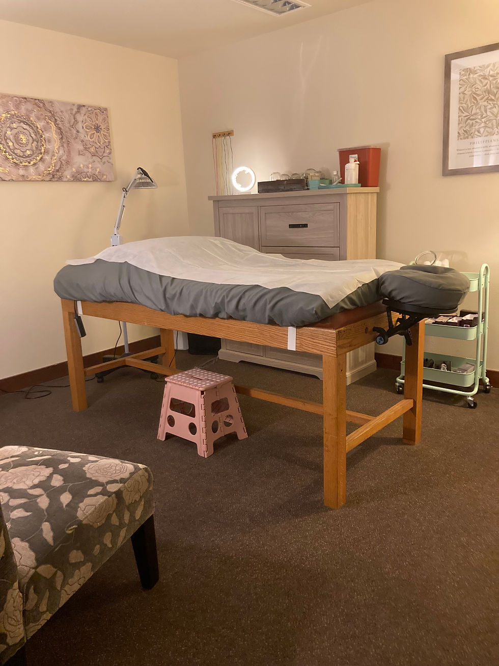 Calm acupuncture treatment environment supporting stress relief, chronic pain care, and women’s health in North Idaho.