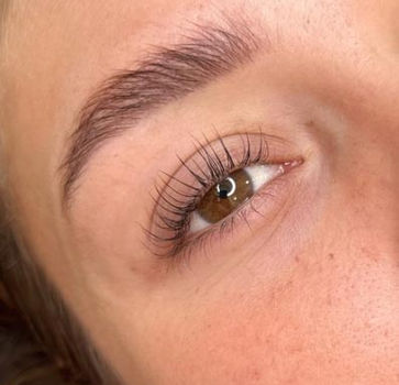 Rehaussement de cils, yeux bruns, résultat naturel