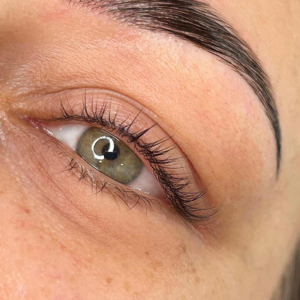 Sourcils foncés parfaitement définis
