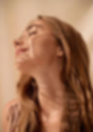 Femme aux cheveux blonds, visage serein, lumière douce
