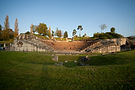 Antikes Amphitheater: Ruinen, Zuschauerreihen, Grünfläche