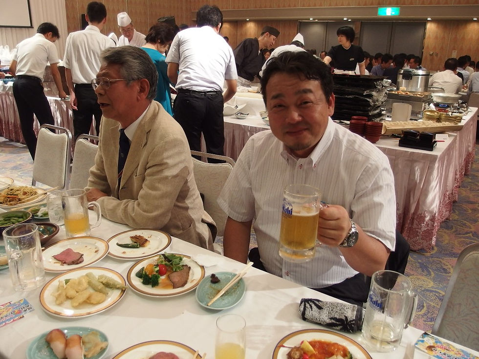 博多中ライオンズクラブ岩下会長(右)、松澤会計