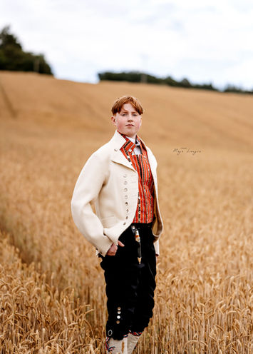 Fotograf. Trondheim. Konfirmantfotografering. Portrettfotograf. Konfirmant. Utefotografering. Portrettfotograf i Trondheim. Fotograf Maja Langva.