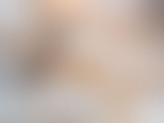 Namenskärtchen auf einem gedeckten Tisch