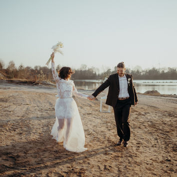 Feierndes Brautpaar am Strand 