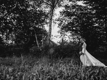 Brautpaar läuft über ein Feld