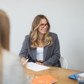 Frauen während eines Teammeetings in einer Immobilienagentur