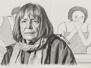 Retrato en blanco y negro de una mujer Beatriz González, mayor al frente, seria. Detrás, dos figuras femeninas sentadas. Una se cubre la boca con las manos.