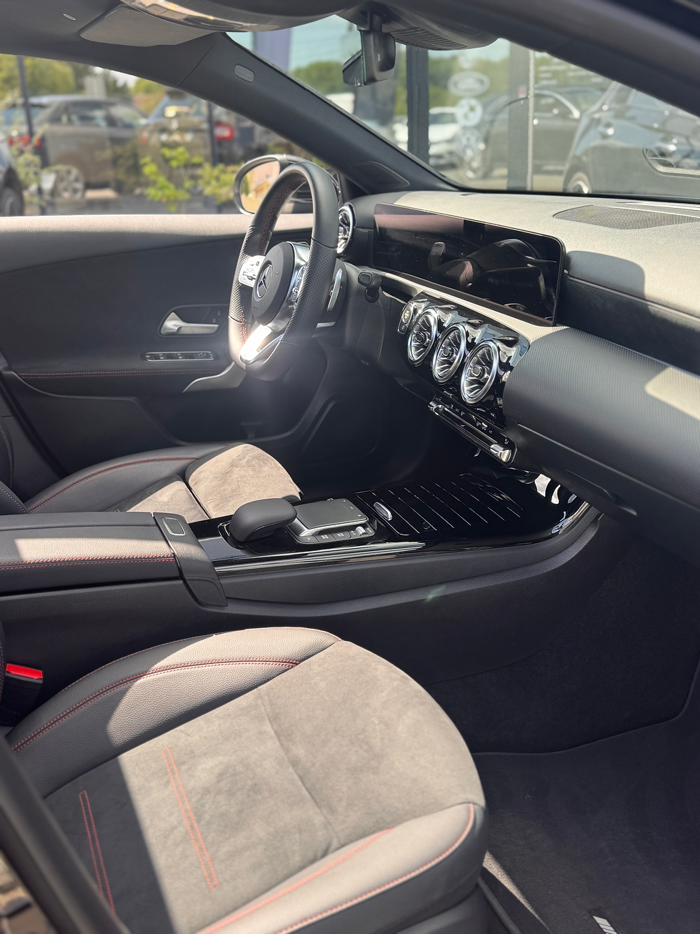 Miniature : Mercedes-Benz Classe A 180 AMG Line 10/2022/12900km