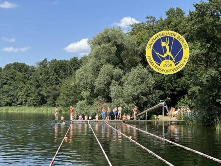 Nuda naĝkonkurso en lago en Berlino dum la BEMI-semajno