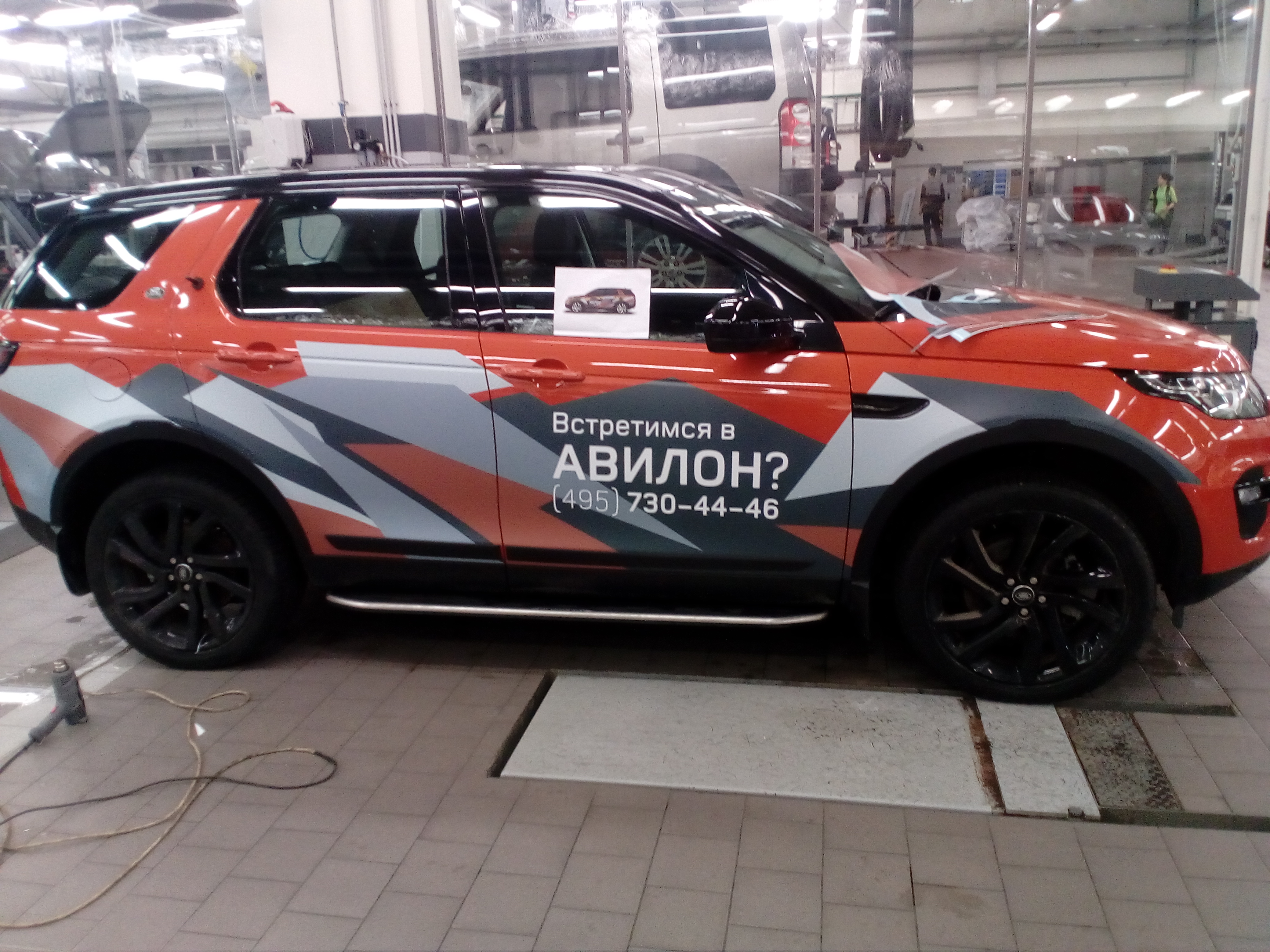 Оклейка автомобиля ренж ровер рекламой, реклама на авто