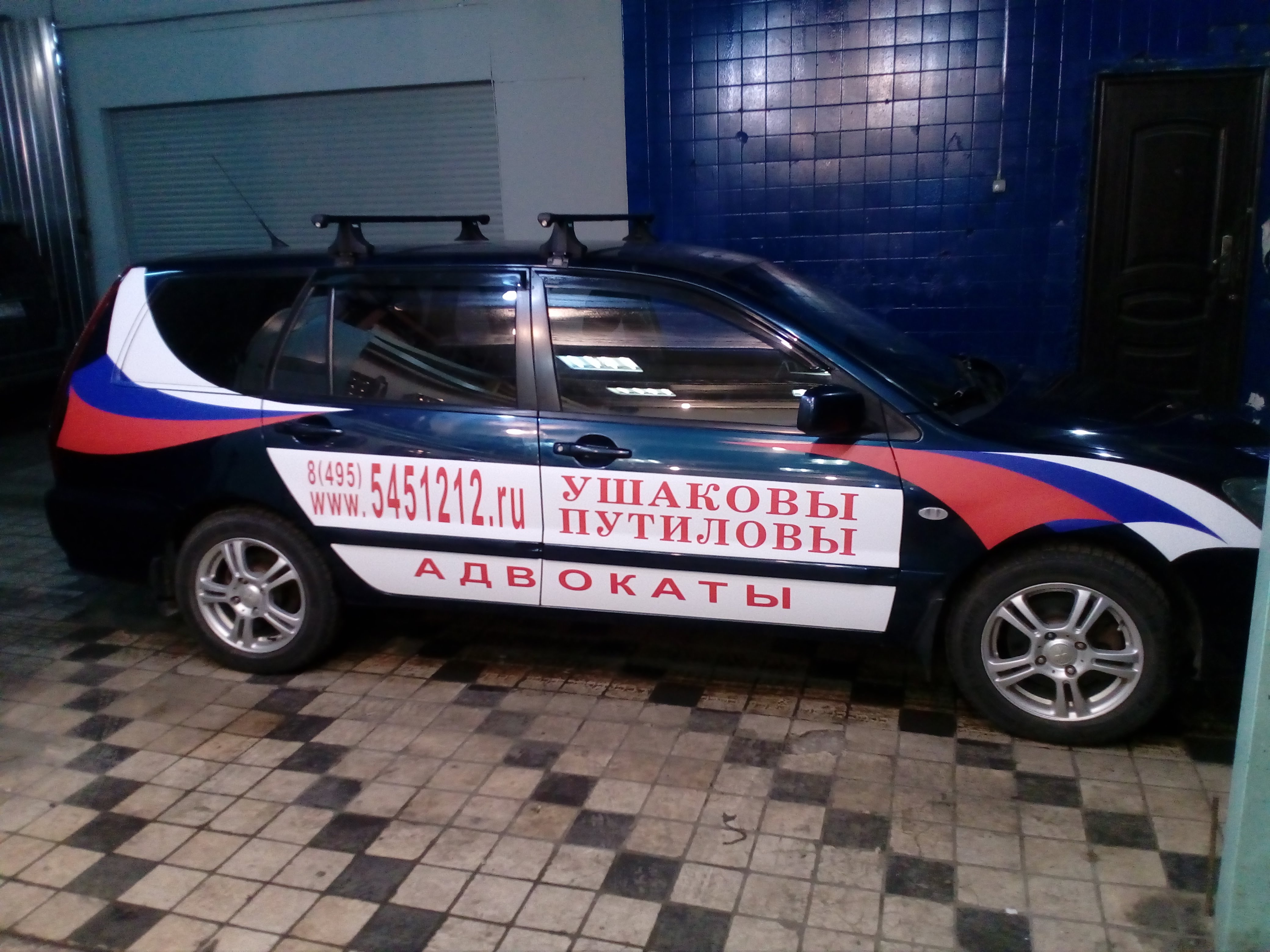 рекламные наклейки на автомобиль акаать в москве недорого