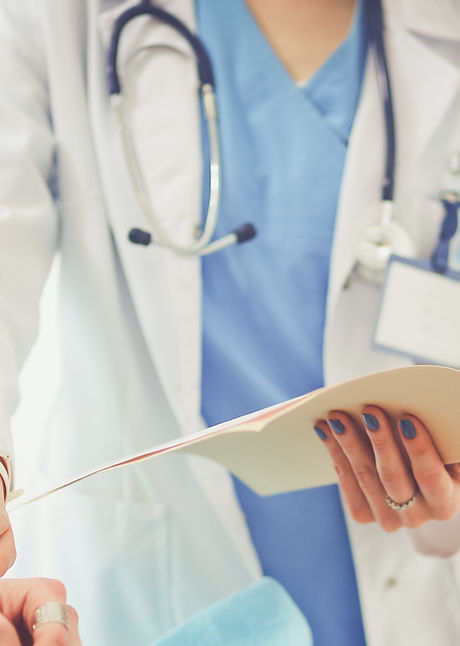 Doctor que soporta la mano del paciente