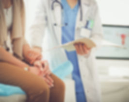 Docteur en tenant la main du patient