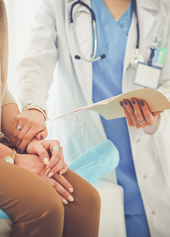 Doctor que soporta la mano del paciente