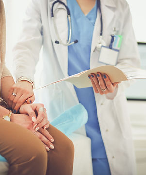 Doctor que soporta la mano del paciente