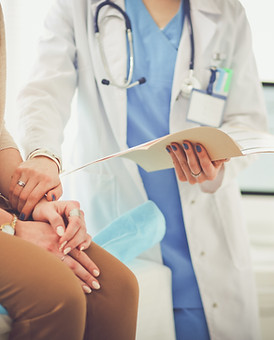Docteur en tenant la main du patient