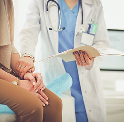 Doctor que soporta la mano del paciente