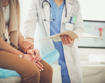 Doctor que soporta la mano del paciente