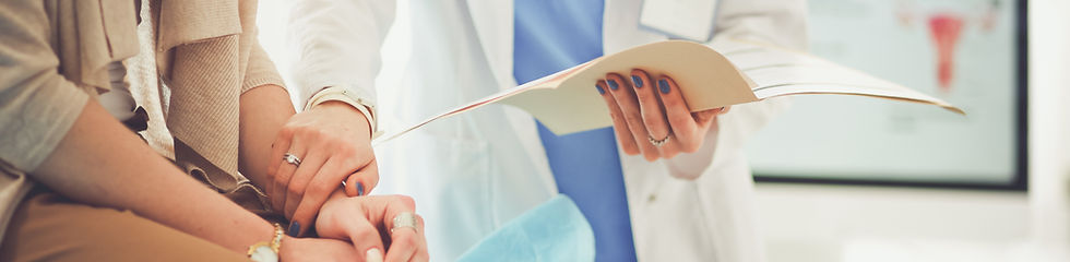 Doctor que soporta la mano del paciente