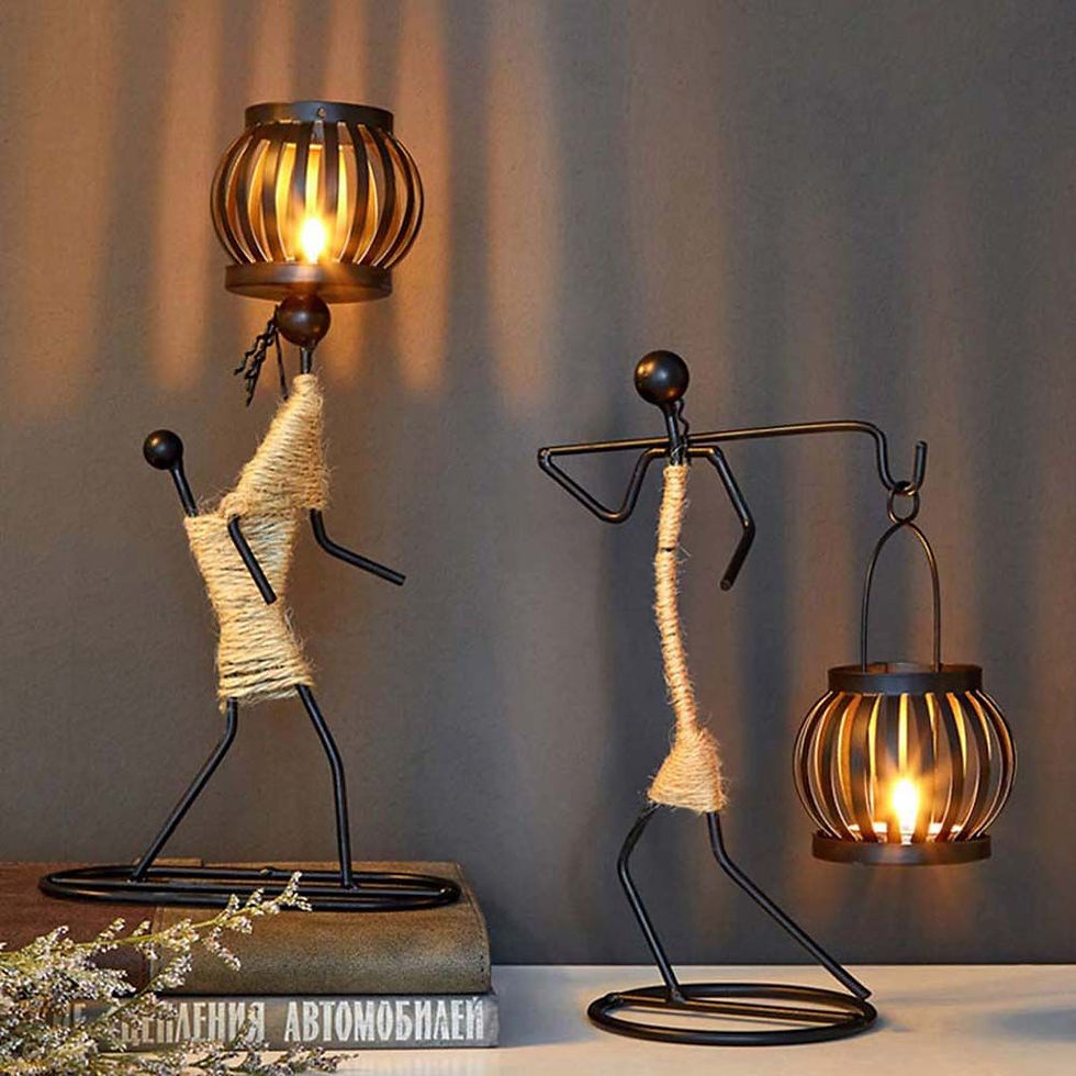 Castiçal nórdico de metal com escultura de personagem