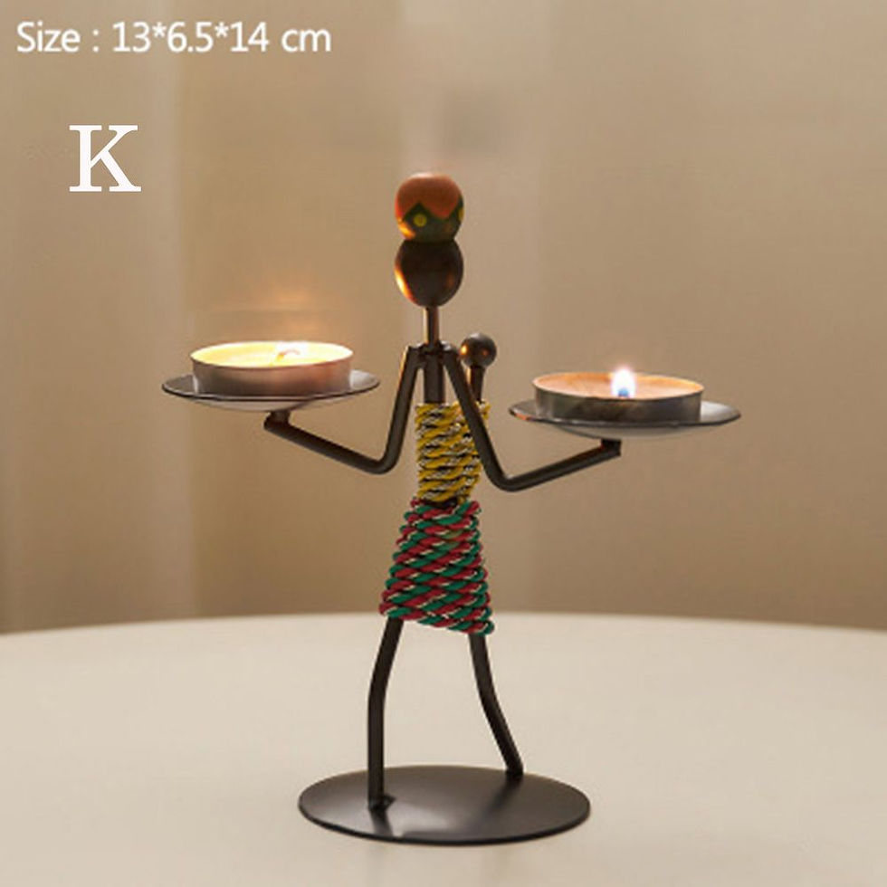 Miniatura: Castiçal nórdico de metal com escultura de personagem K