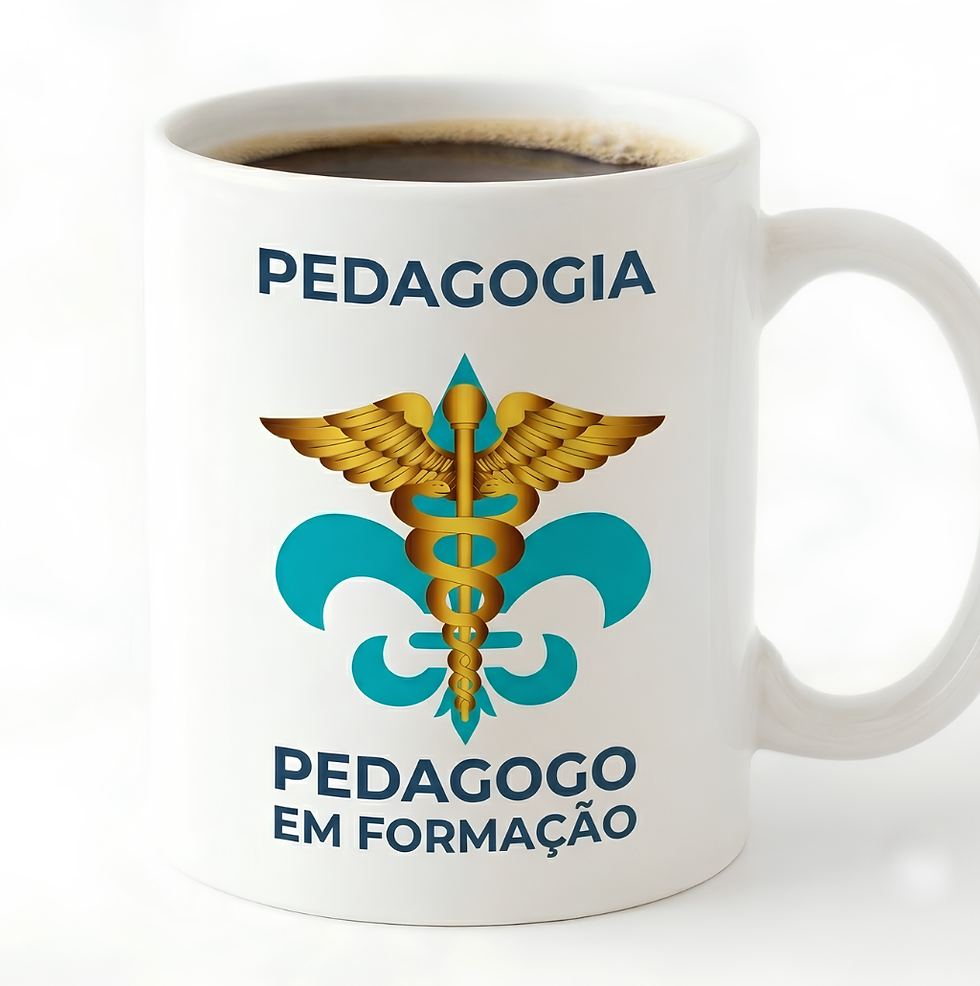 Caneca branca de Pedagogia com símbolo do curso.