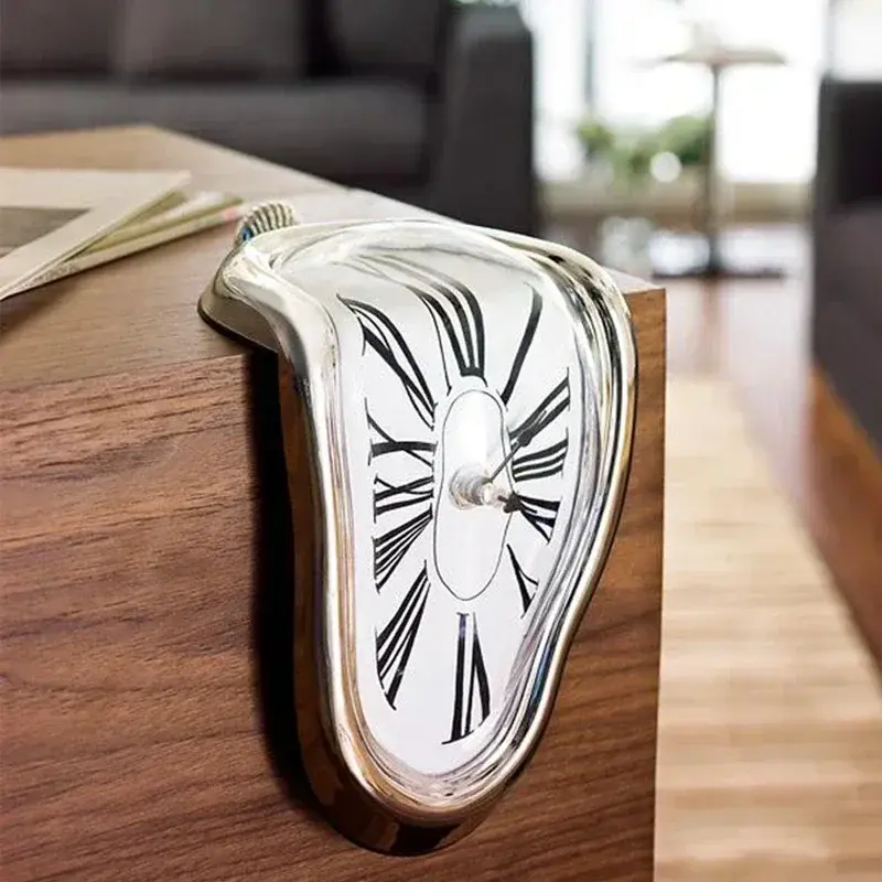 Miniatura: Relógio de parede surrealista derretendo sobre uma mesa.