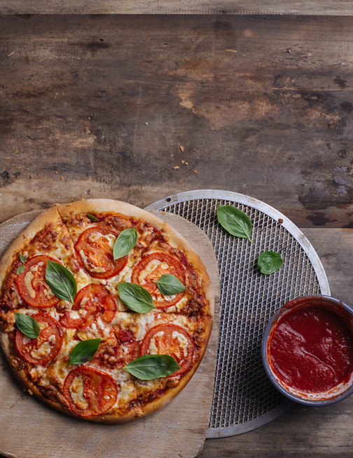 Préparation de pizzas au feu de bois