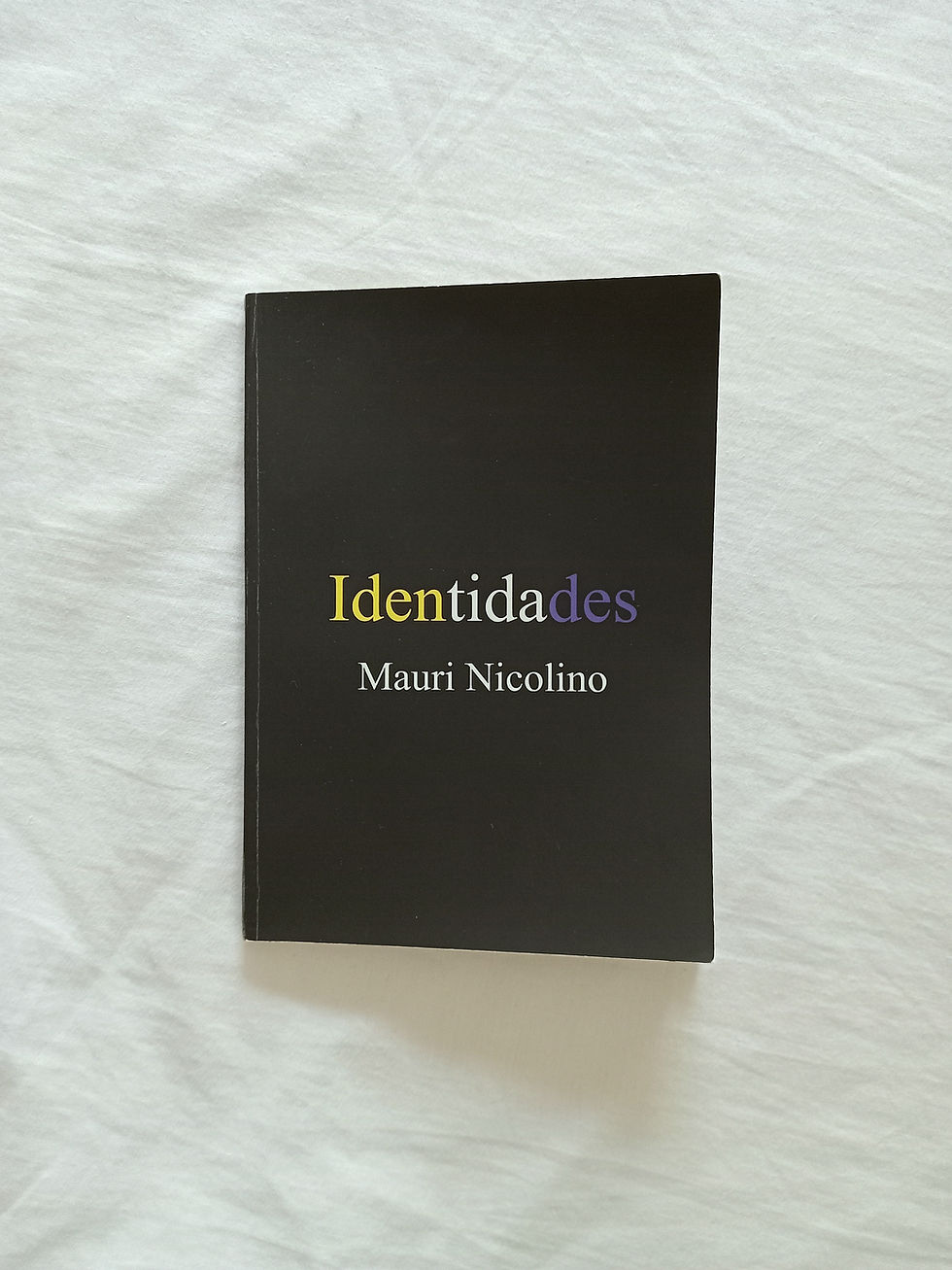 Libro físico "Identidades"