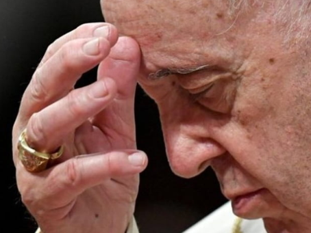 Após um mês internado, Papa Francisco celebra 12 anos de pontificado em hospital.