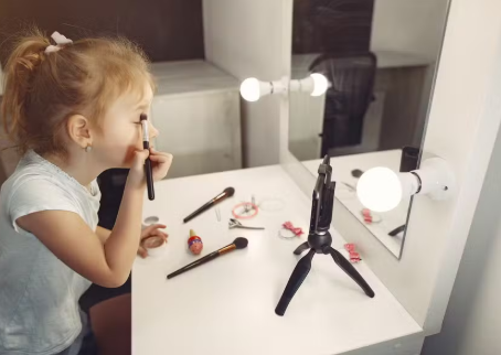 A pressão por crescer rápido e a adultização infantil 