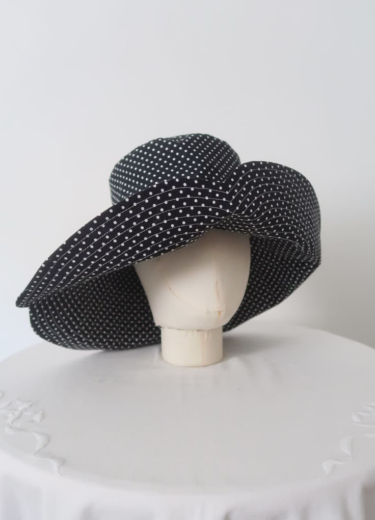 Thumbnail: LEONOR SUNHAT | Ditzy Dot