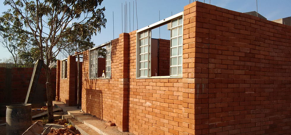 Fonte: https://fbb.org.br/pt-br/component/k2/conteudo/morador-constroi-a-casa-propria-com-tijolo-ecologico-e-economiza-30-2